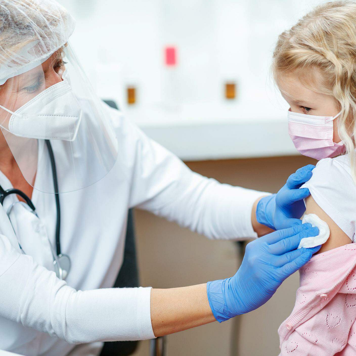 vaccino covid bambini, vaccinazione, bambina