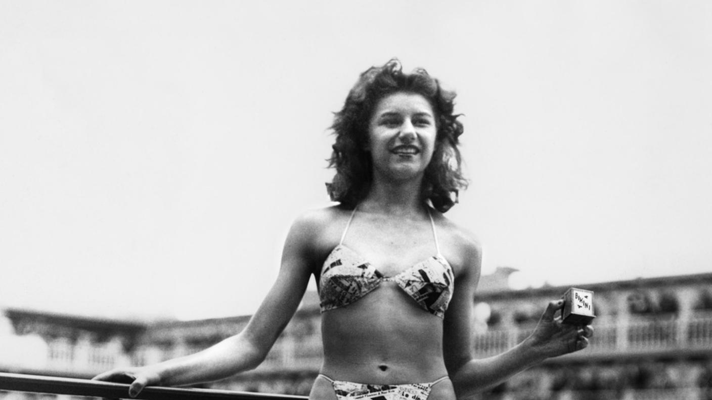 Il 5 luglio 1946, la modella Micheline Bernardini sfoggia per la prima volta il bikini, disegnato da Louis Reard, alla piscina Molitor di Parigi. 