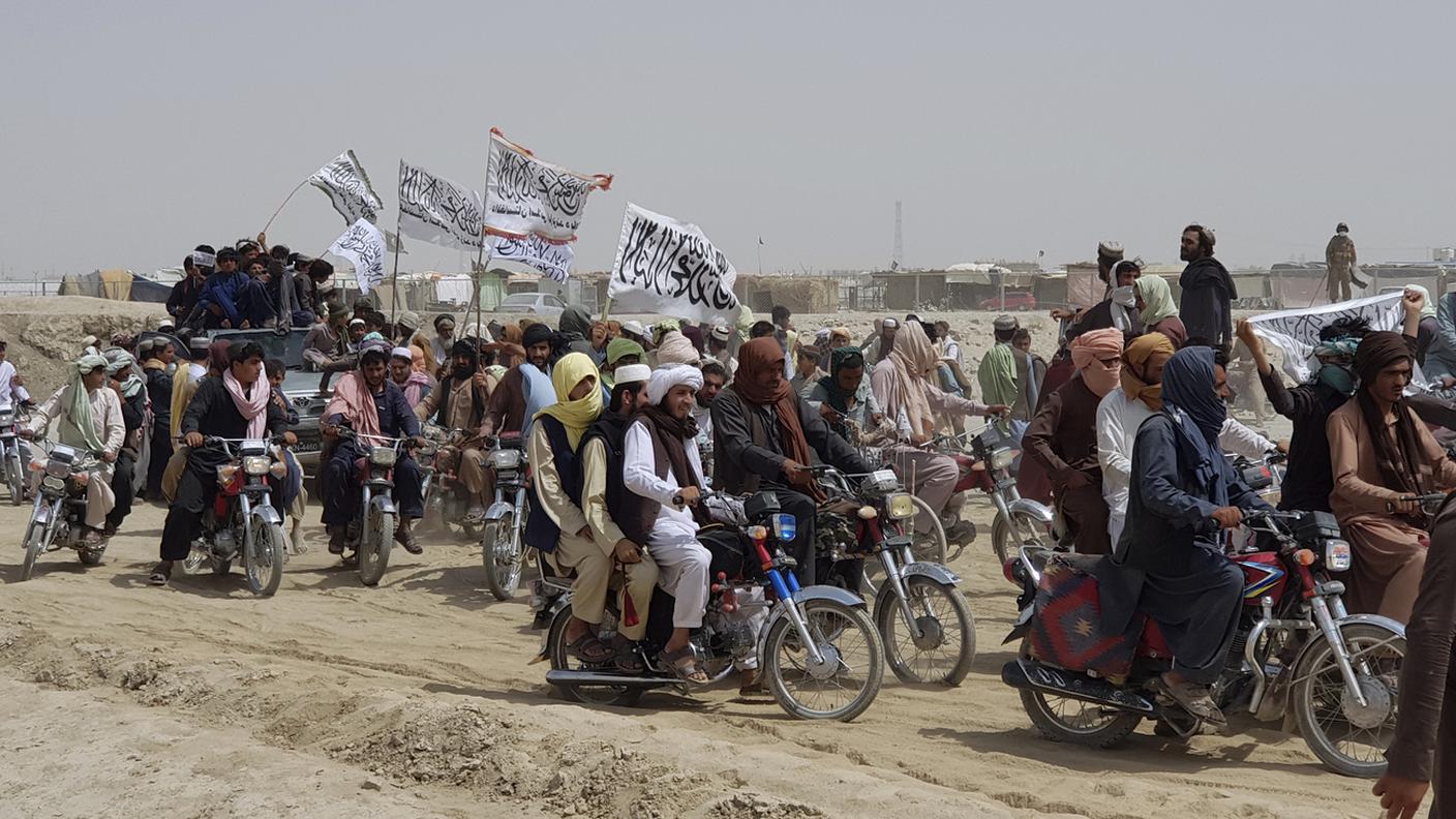 I talebani stanno continuando con la loro ondata in Afghanistan, dicendo mercoledì di aver sequestrato Spin Boldaka, una zona strategica valico di frontiera con il Pakistan l'ultimo di una serie di importanti posti di frontiera passati sotto il loro controllo nelle ultime settimane