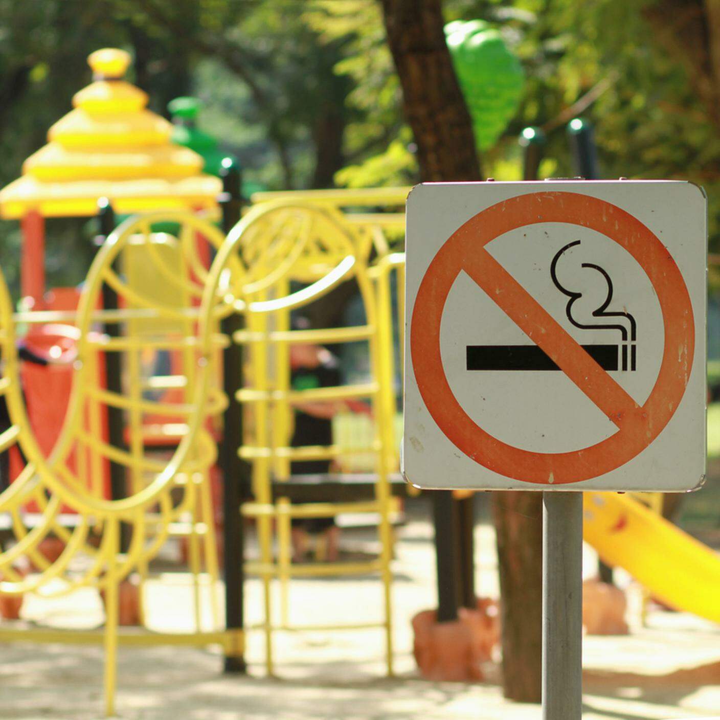 cartello divieto fumo nei parchi giochi