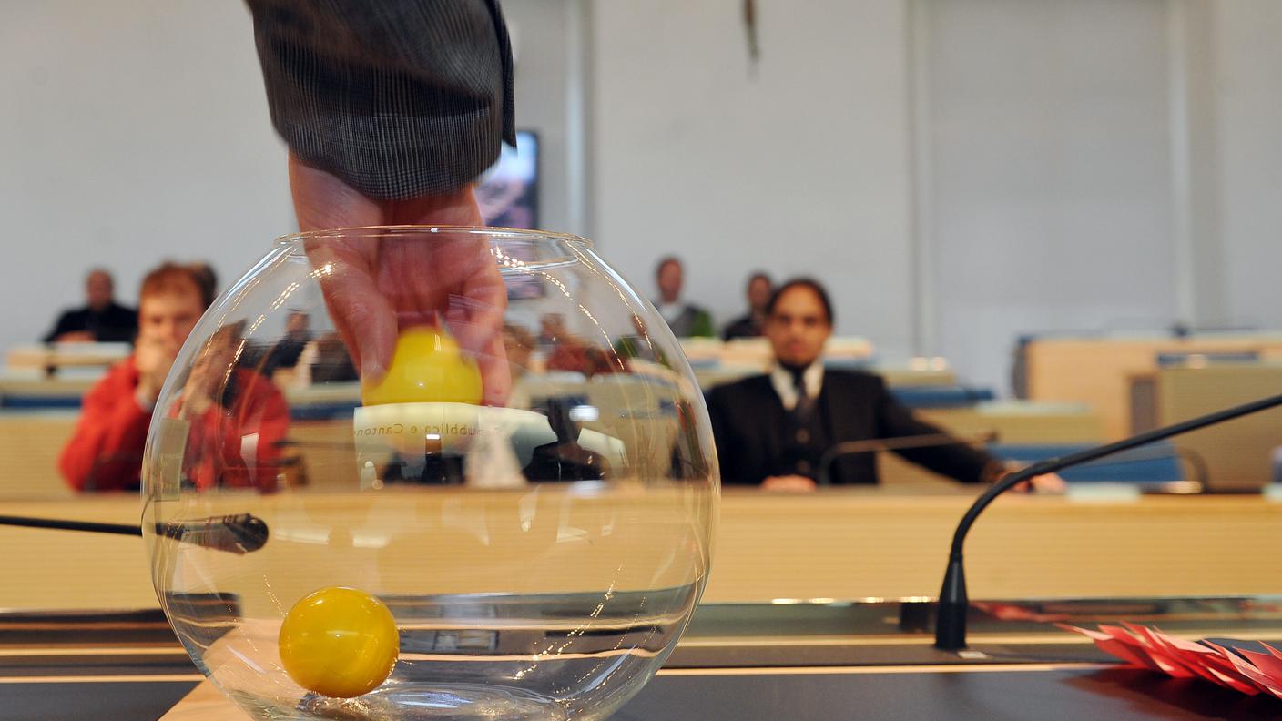 Bellinzona: parità di voti: sorteggi in seduta pubblica,  Raffaello Balerna Presidente del Tribunale durante il sorteggio