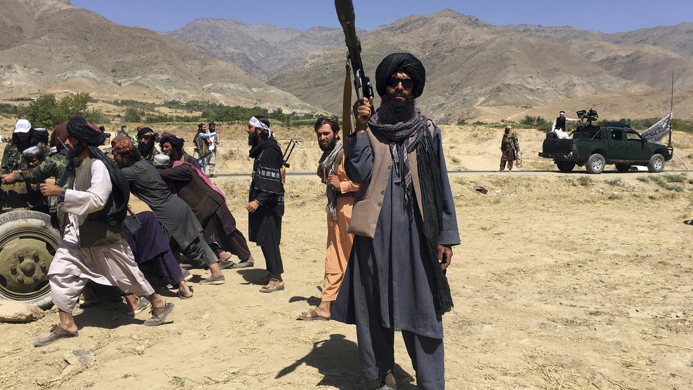 Soldati talebani fanno la guardia nella provincia del Panjshir, nord-est dell'Afghanistan, mercoledì 8 settembre 2021