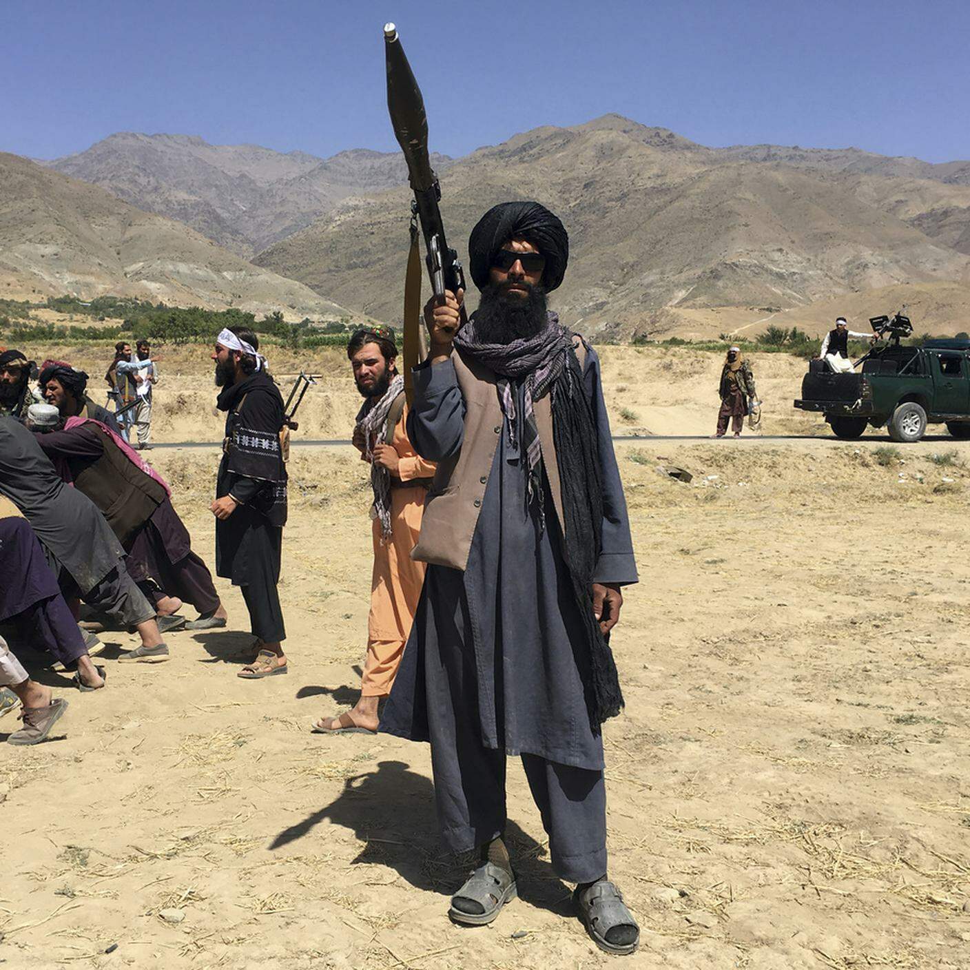Soldati talebani fanno la guardia nella provincia del Panjshir, nord-est dell'Afghanistan, mercoledì 8 settembre 2021
