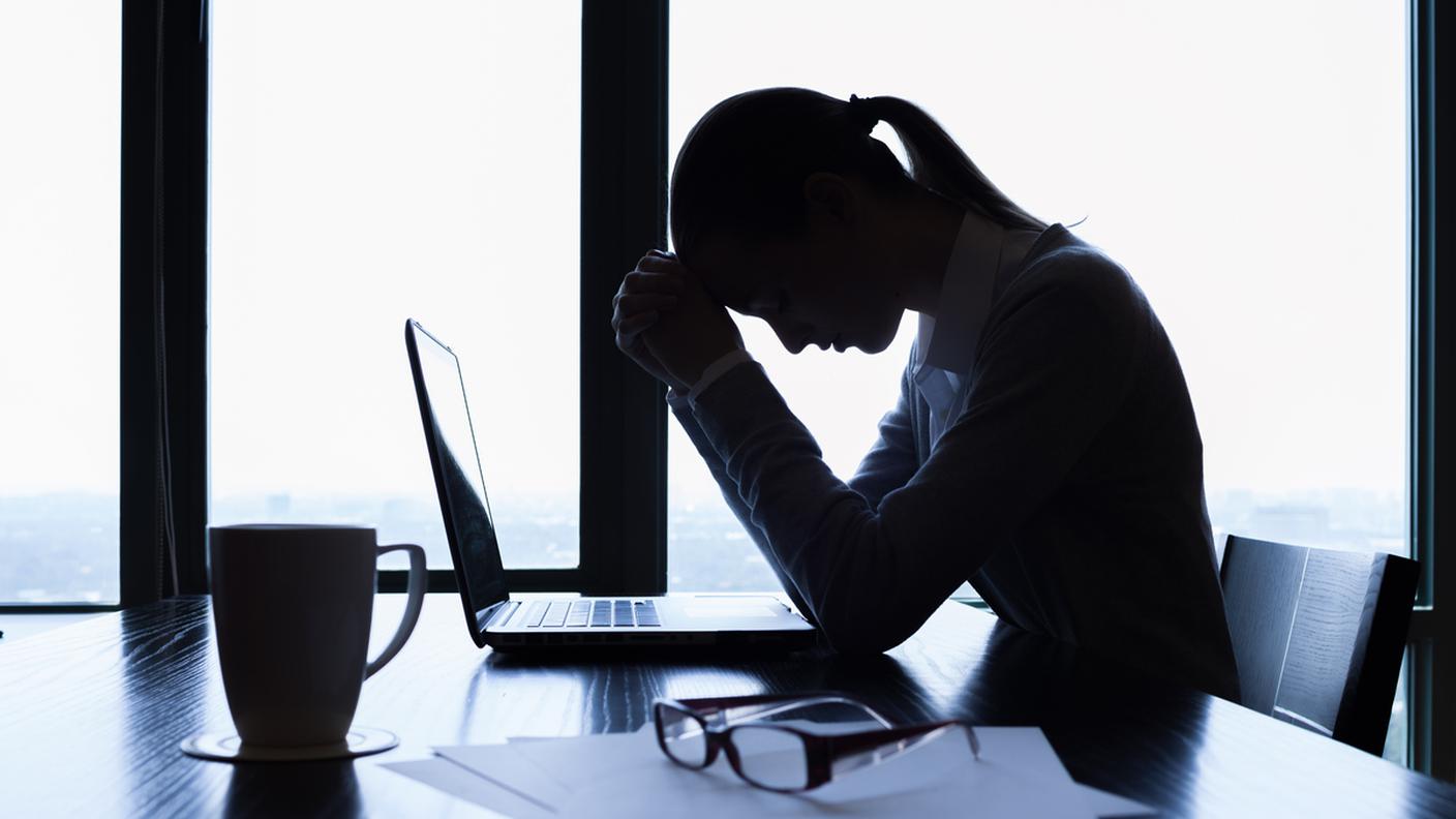 donna stressata al lavoro