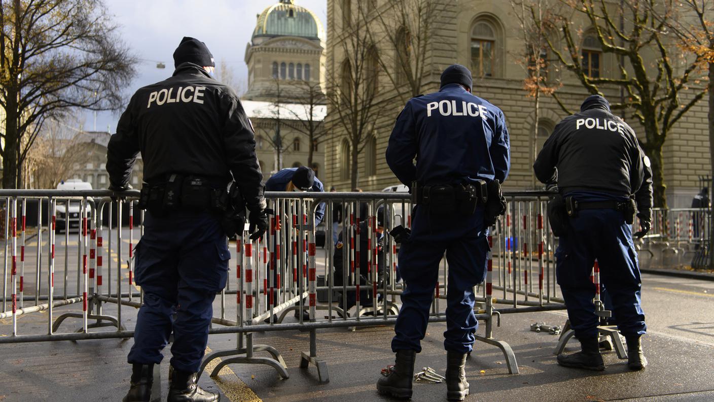 A Berna la polizia si prepara a un pomeriggio di tensioni attorno a Palazzo Federale a causa delle proteste annunciate dagli oppositori alle Legge Covid