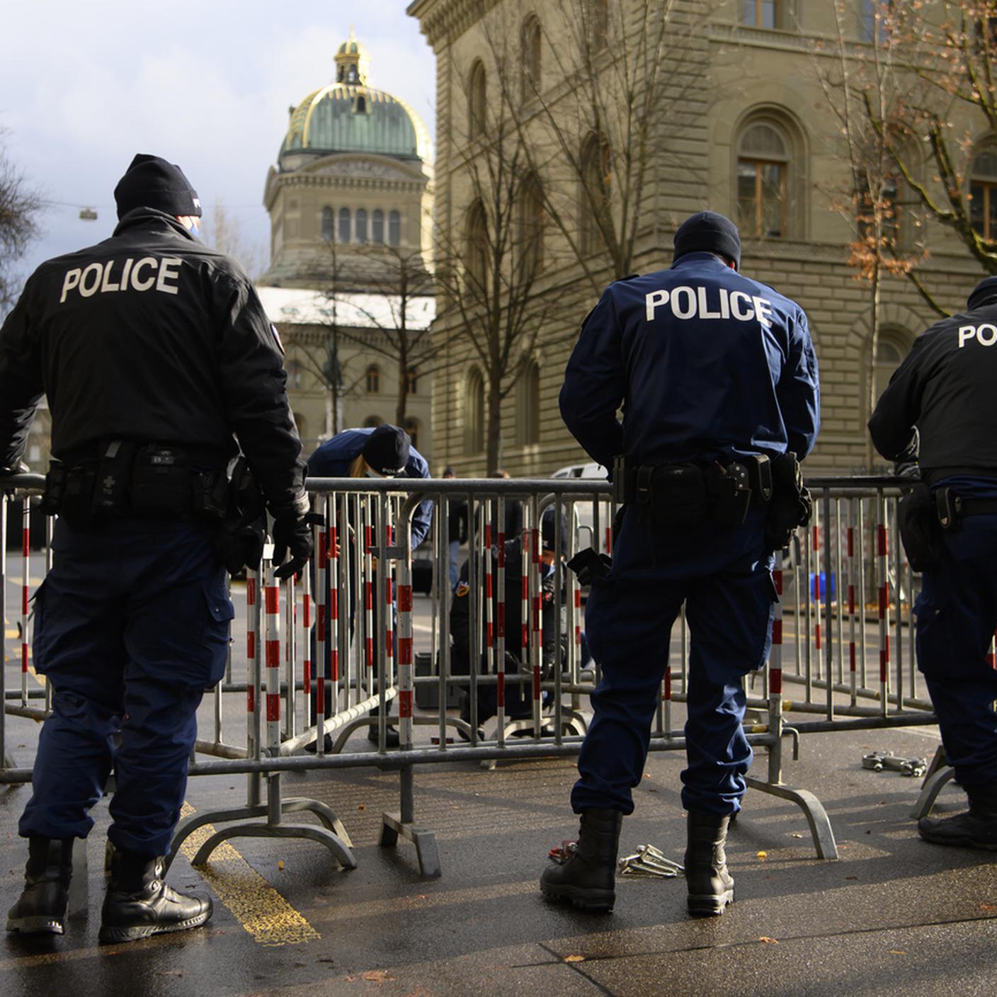 A Berna la polizia si prepara a un pomeriggio di tensioni attorno a Palazzo Federale a causa delle proteste annunciate dagli oppositori alle Legge Covid