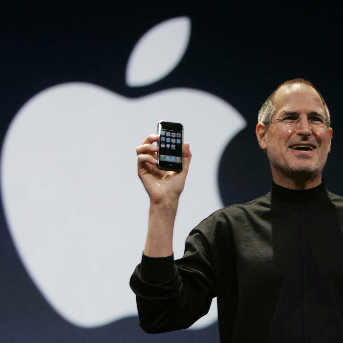 Il nuovo iPhone durante il suo discorso al MacWorld Conference & Expo di San Francisco, martedì 9 gennaio 2007