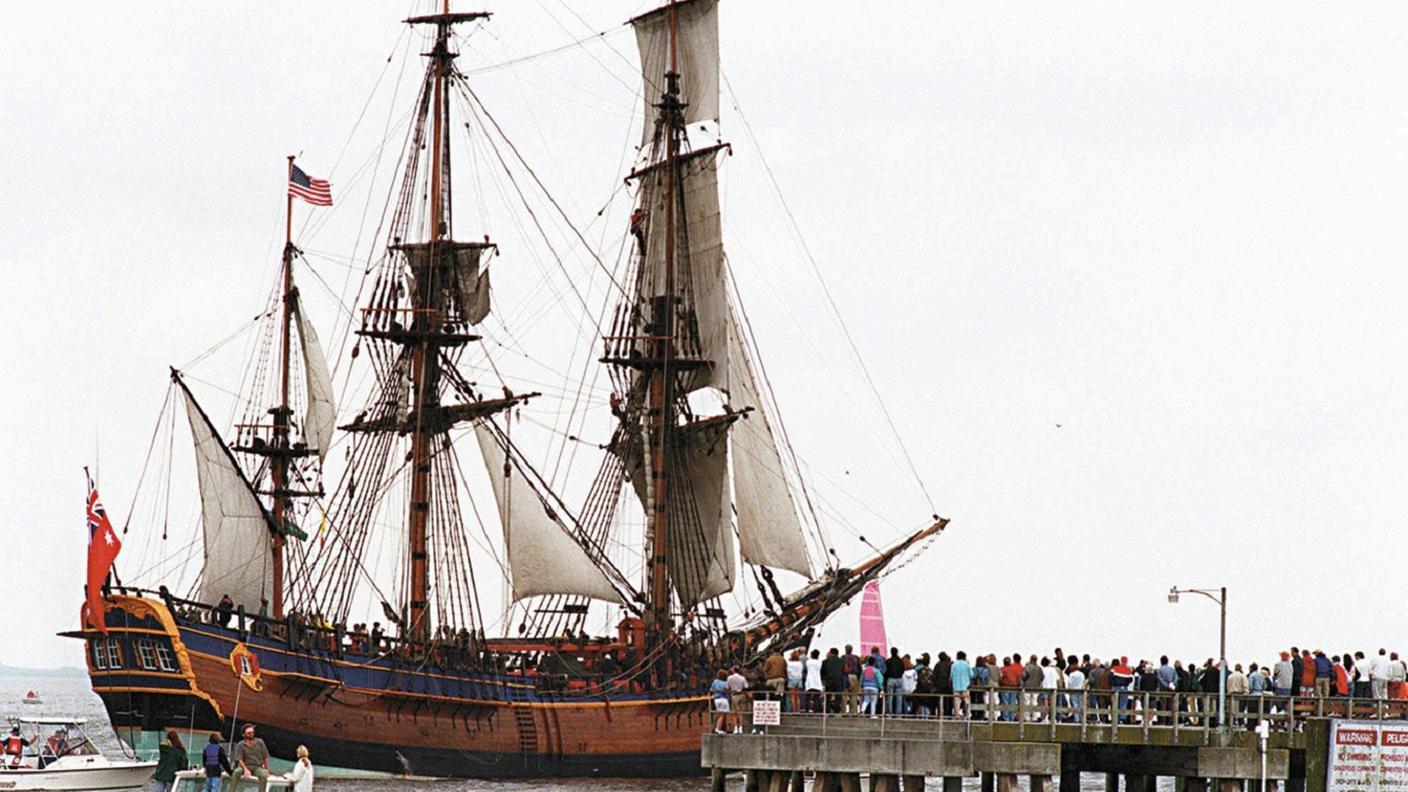 Una copia dell'Endeavour di Cook nelle acque di St. Simons Island, in Georgia