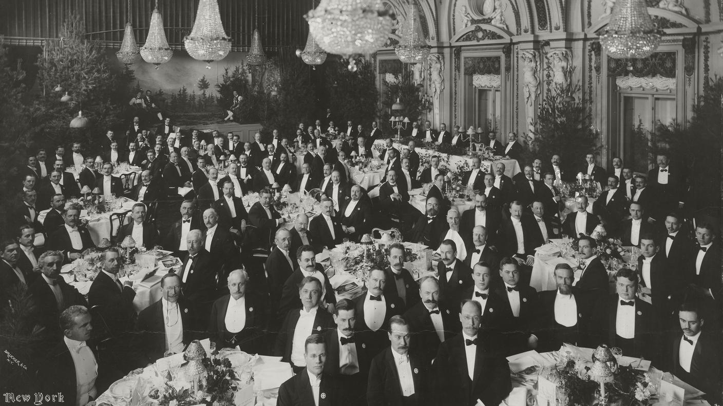Foto di gruppo degli svizzeri all’estero al «New York Swiss Club, Hotel Astor», 1905.