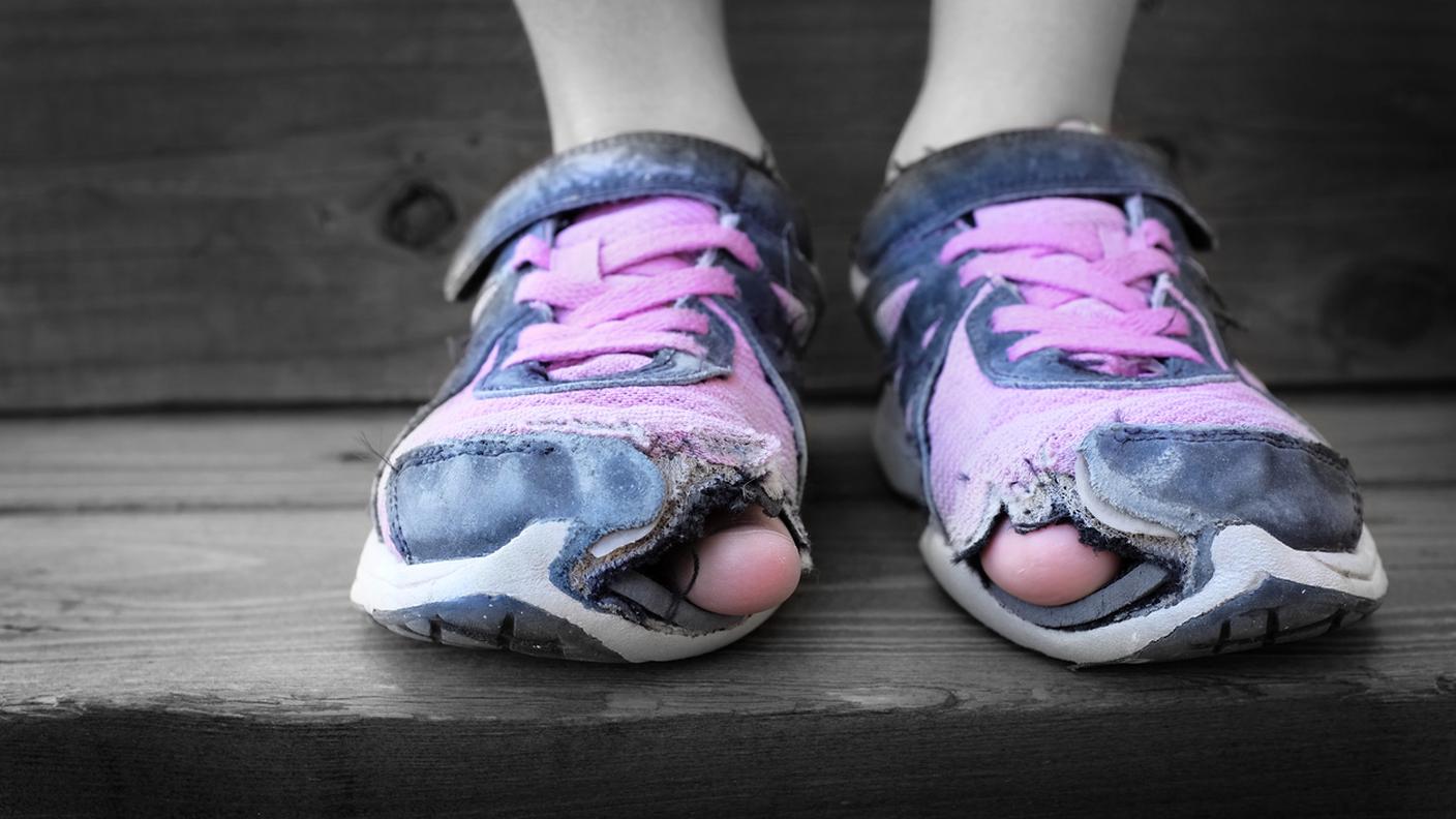 working poor, povertà, scarpe bucate