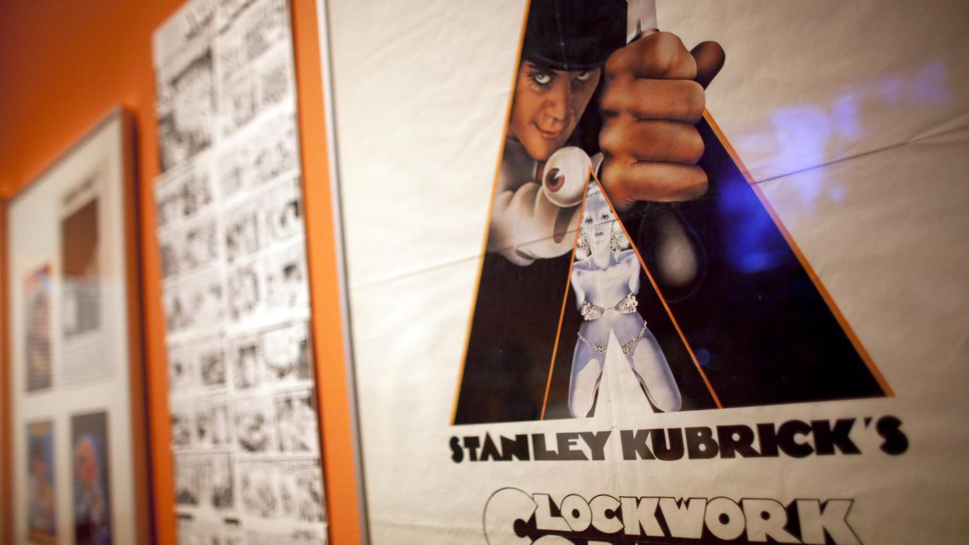 I cimeli del film "Arancia Meccanica" sono esposti in una mostra dedicata al compianto regista statunitense Stanley Kubrick (1928-1999) alla Cinematheque Francaise di Parigi, Francia