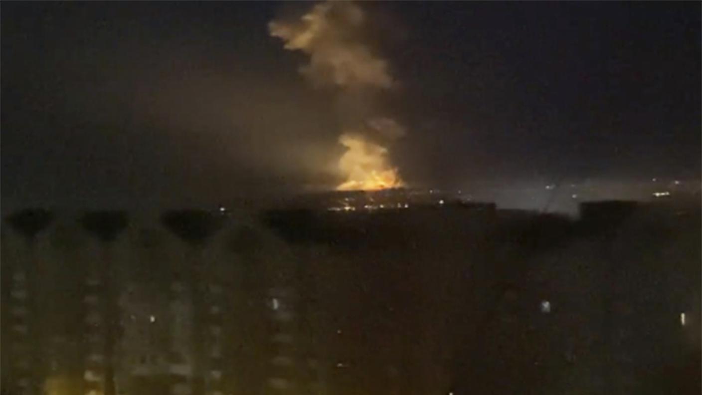 Le truppe russe hanno lanciato il loro attacco previsto contro l'Ucraina in un'area vicino al fiume Dnepr a Kiev, Ucraina, giovedì 24 febbraio 2022