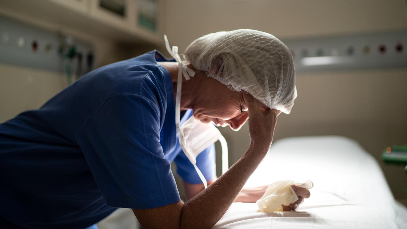 medico preoccupato in sala operatoria, ospedale, covid