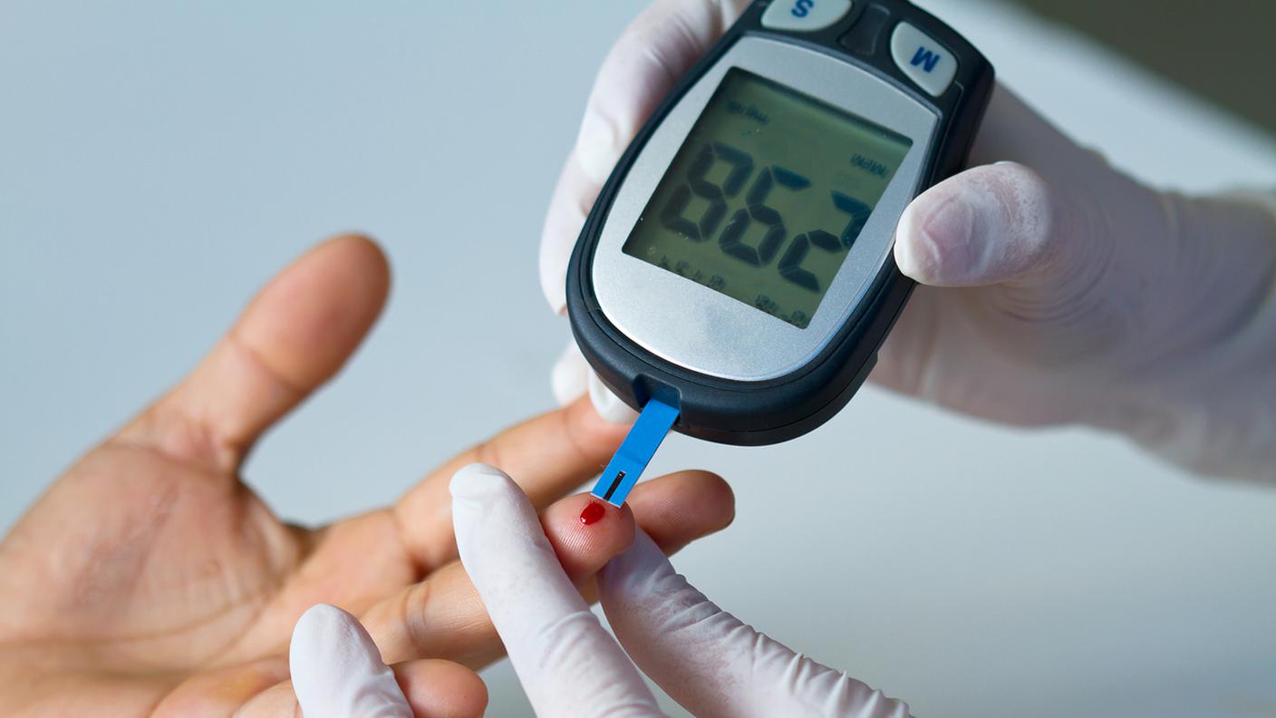 Misuratore di glucosio nel sangue sul dito
