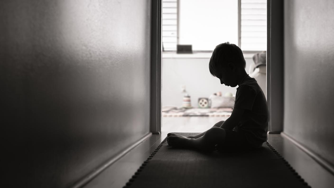 Ragazzo triste solitario a casa