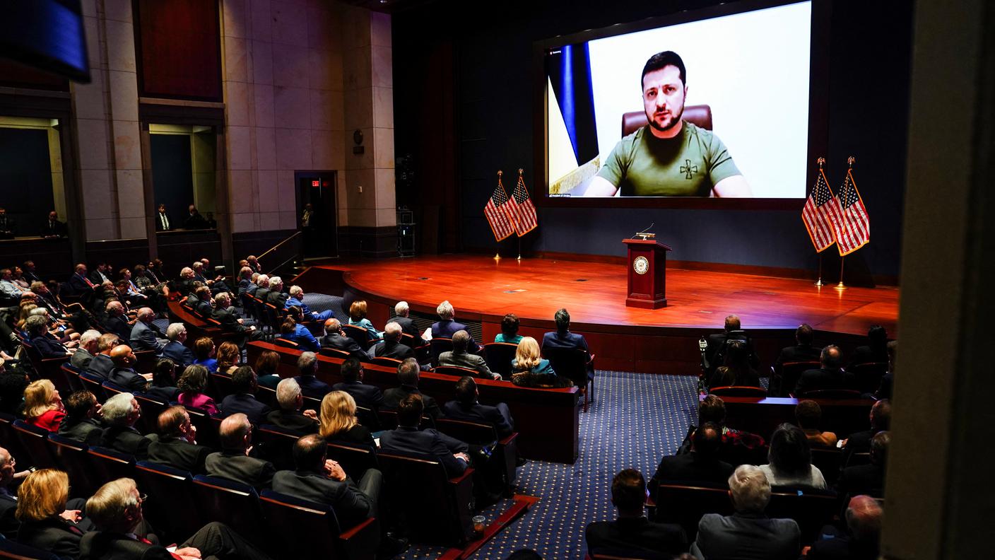 Il presidente dell'Ucraina Volodymyr Zelenskiy in video ai membri del Congresso degli Stati Uniti al Campidoglio di Washington