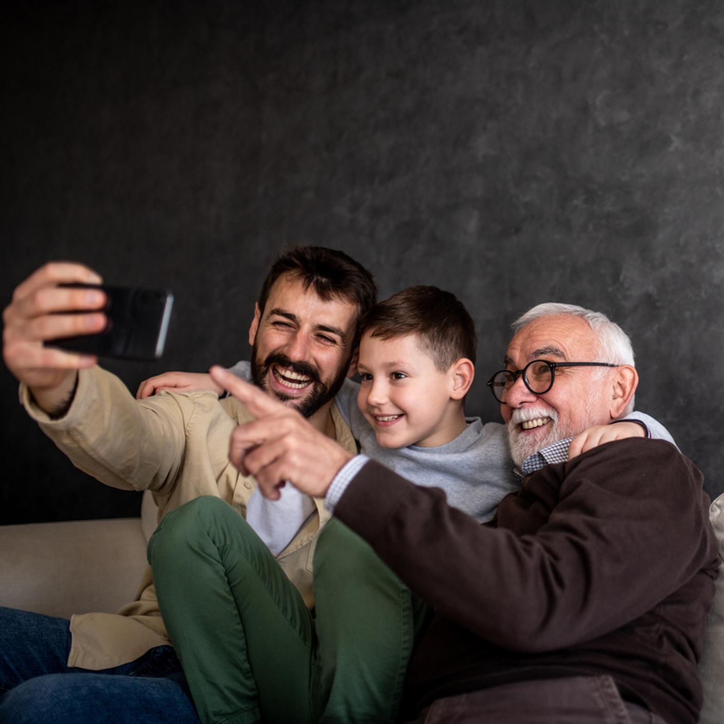 Festa del papà, nonno, papaà, figlio selfie
