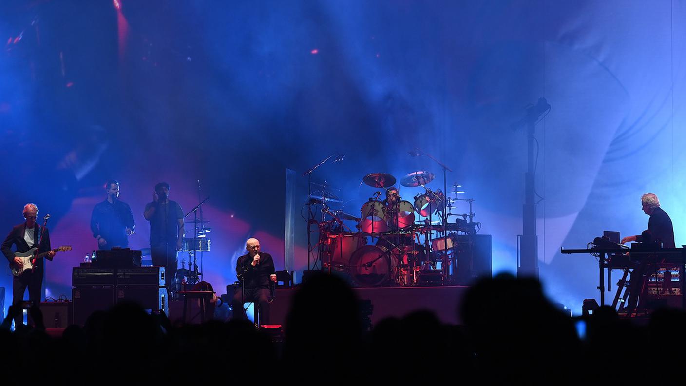 GENESIS, I musicisti Mike Rutherford, Phil Collins e Tony Banks della band Genesis sono sul palco della Mercedes-Benz Arena di Berlino, 7 marzo 2022