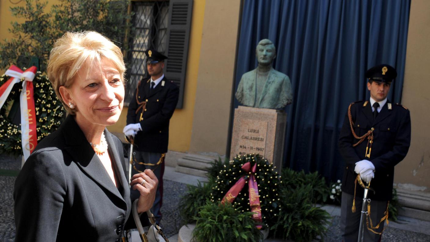 Gemma Capra Calabresi, vedova del commissario Luigi Calabresi, nel cortile interno della questura di Milano durante la commemorazione dell'omicidio del commissario nel quarantennale della sua uccisione