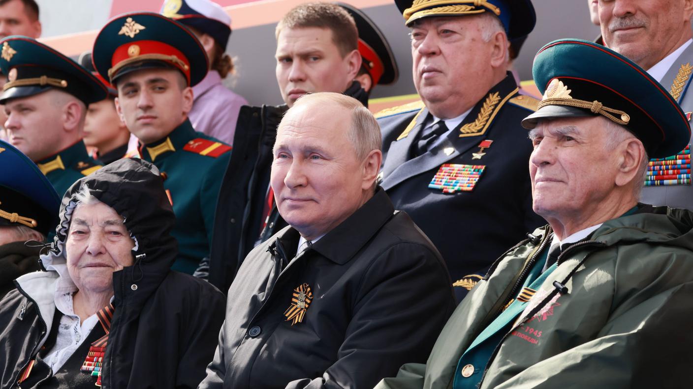 Vladimir Putin alla parata militare Russa nella Piazza Rossa che segna il 77° anniversario della vittoria sulla Germania nazista nella seconda guerra mondiale, nella Piazza Rossa nel centro di Mosca