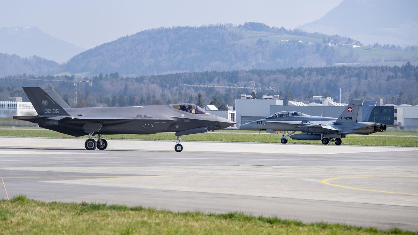 I nuovi caccia sostituirebbero gli F/A-18 che andrebbero in pensione verso il 2030