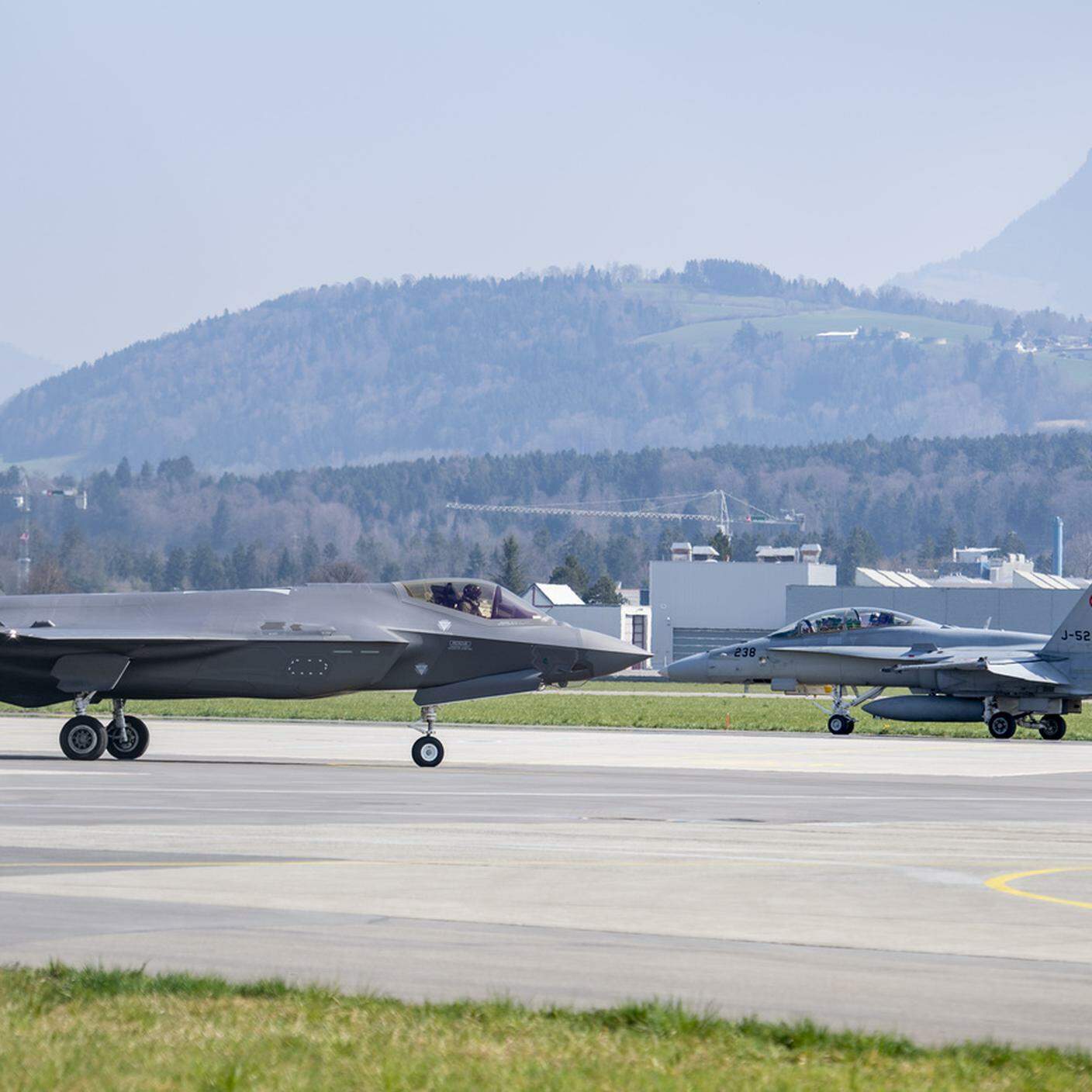 I nuovi caccia sostituirebbero gli F/A-18 che andrebbero in pensione verso il 2030