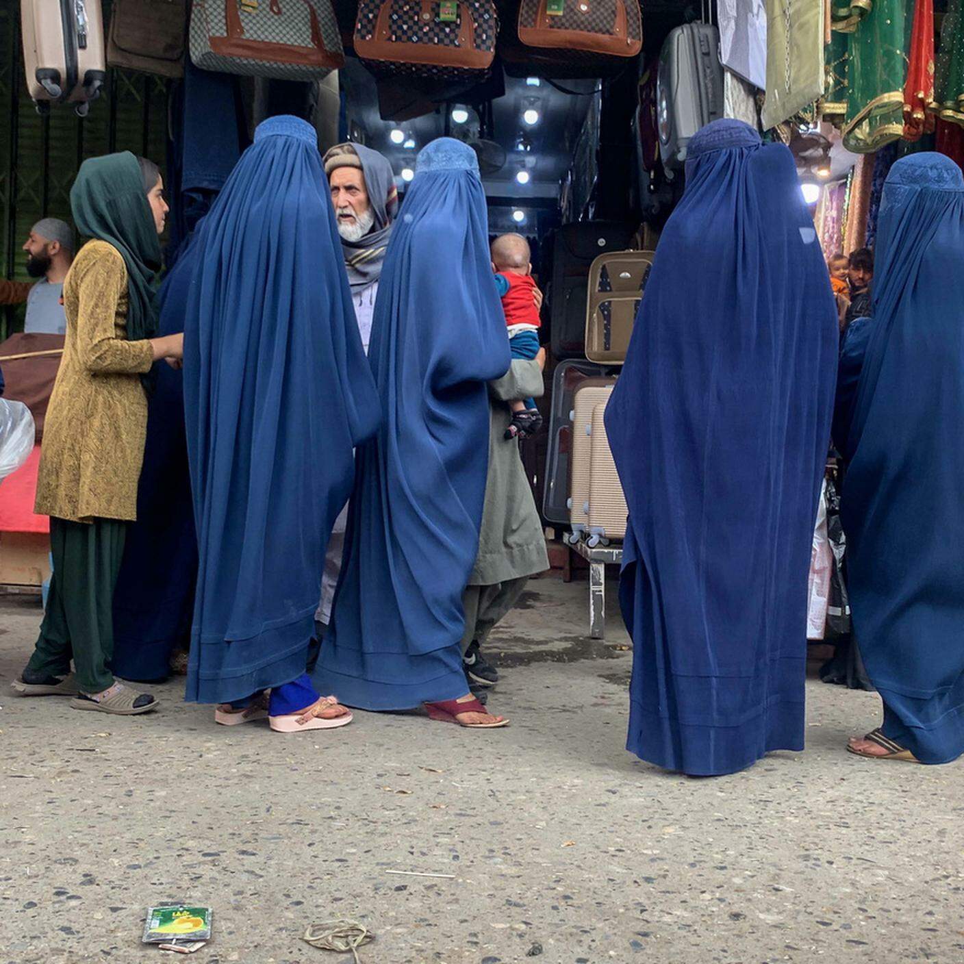 Secondo un decreto emesso dal comandante supremo dei talebani Haibatullah Akhunzada il 7 maggio, le donne afghane devono indossare un burqa che copre tutto mentre sono in pubblico, avvertendo i tutori maschi delle donne che saranno ritenute responsabili dalla legge se le donne non seguono il nuove restrizioni 
