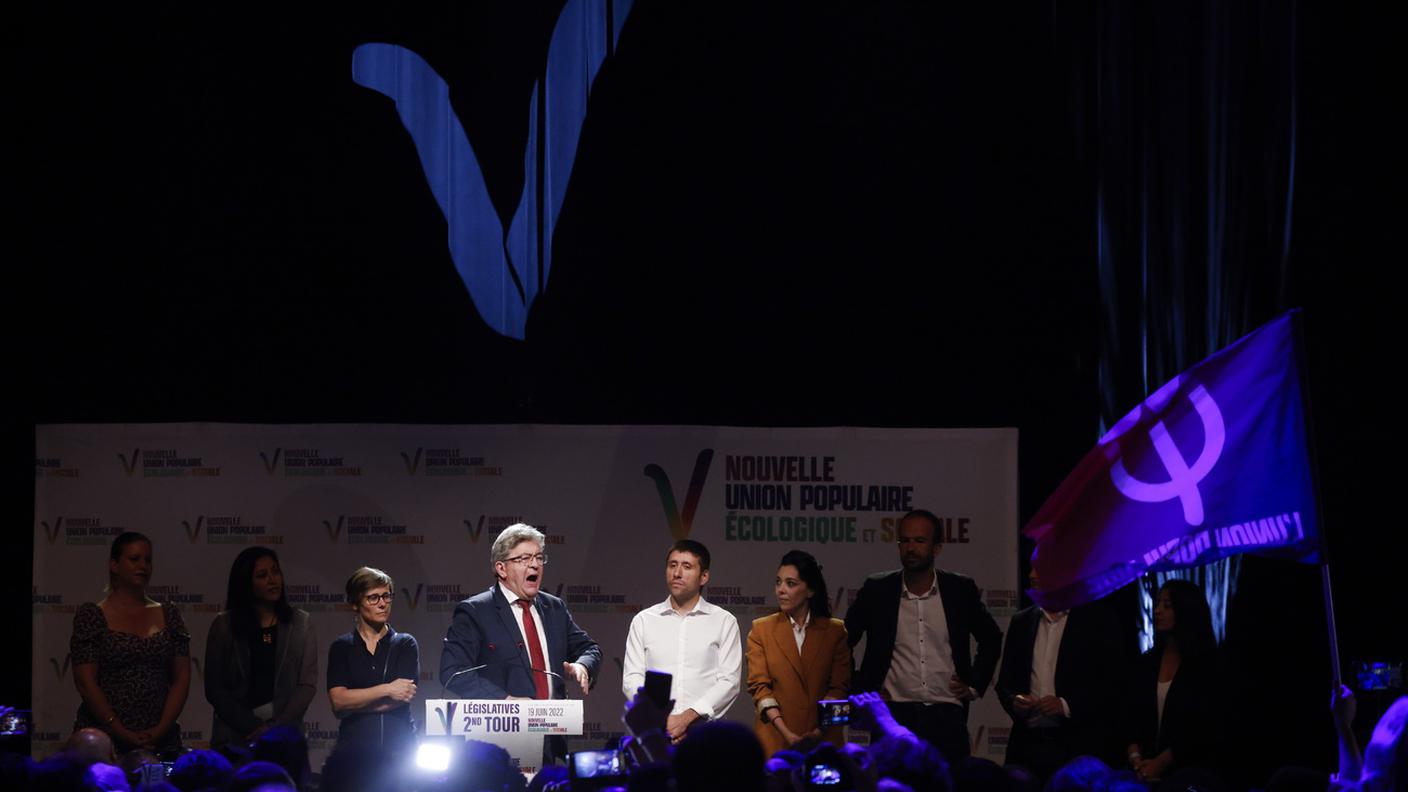 Jean-Luc Melenchon fa il suo discorso dopo i primi risultati del secondo turno delle elezioni legislative francesi davanti all'Elysee Montmartre a Parigi
