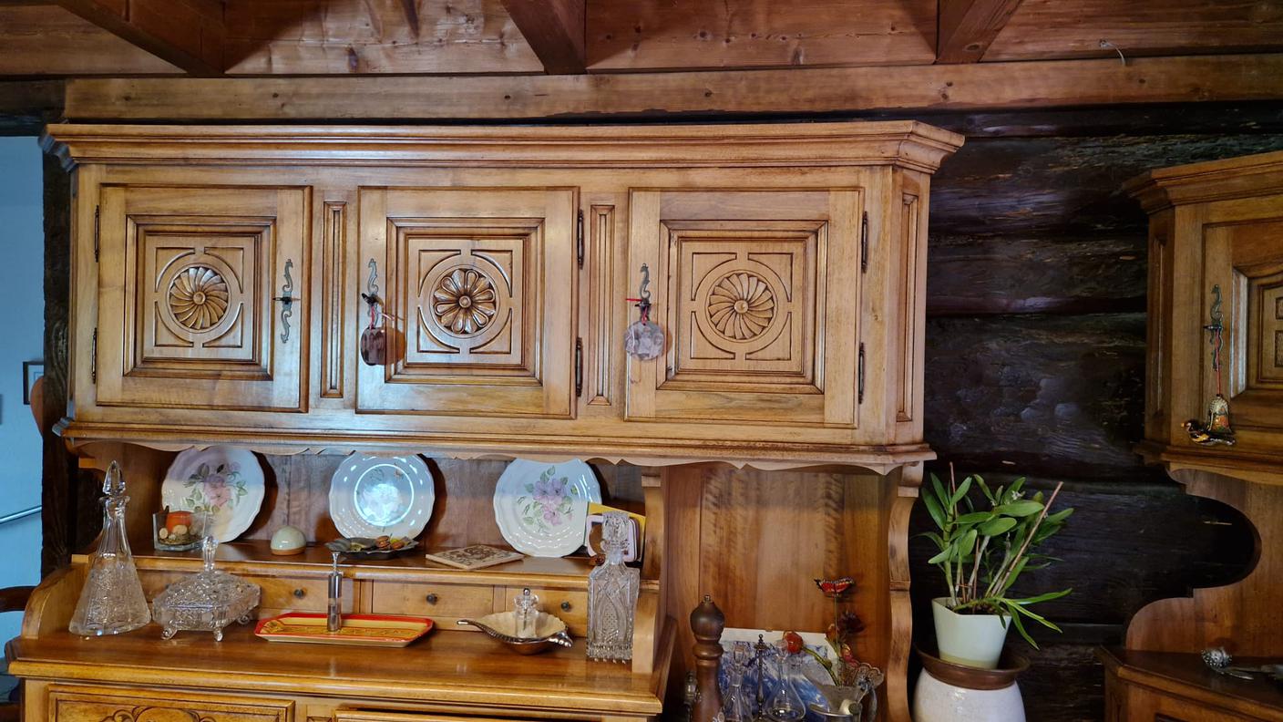 Millevoci Top Suisse a l'Abricot du Valais, interno sala chalet del 1780 con mobilio tipico del Vallese
