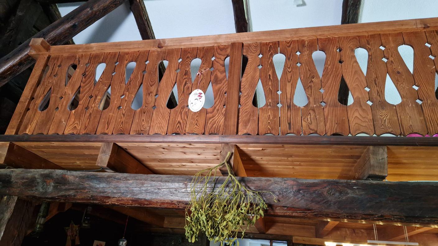 Millevoci Top Suisse a l'Abricot du Valais, interno sala chalet del 1780 con mobilio tipico del Vallese