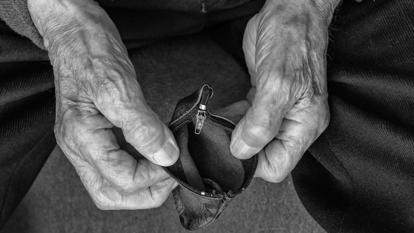 povertà, soldi, borsellino, persona anziana