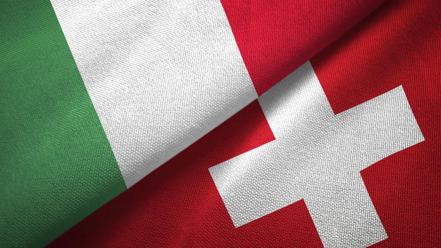 Svizzera e Italia due bandiere insieme di tessuto