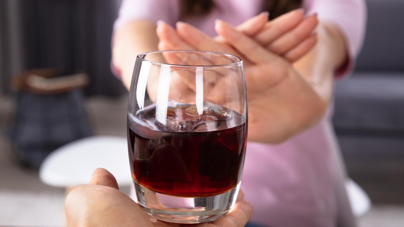 Donna che rifiuta il bicchiere di vino, persona astemia
