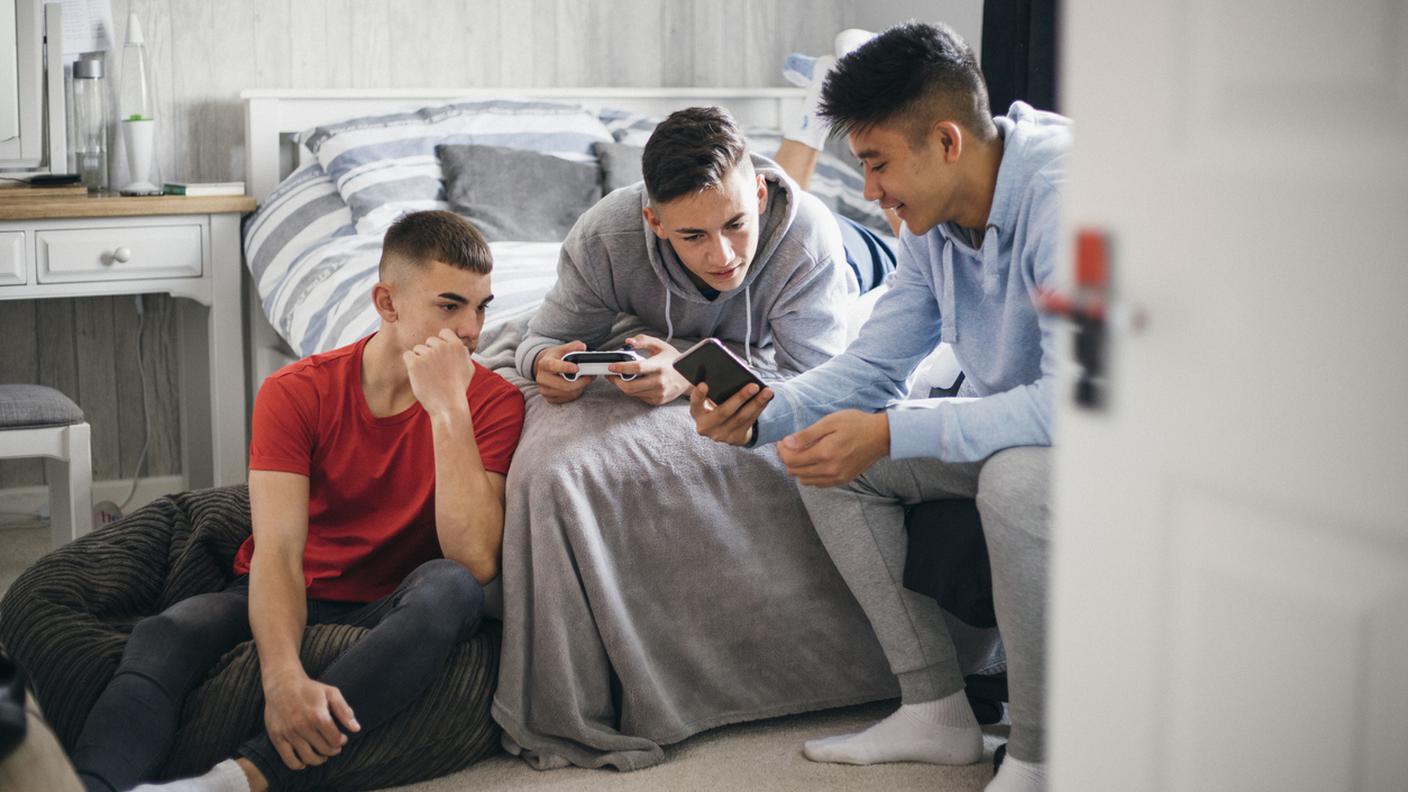 adolescenti internet, telefono, condividere