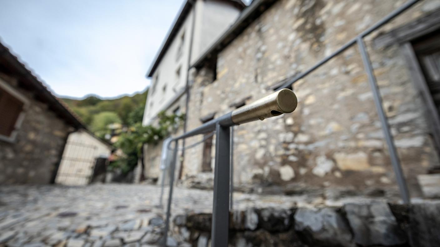 Castel San Pietro: Presentazione Progetto Monte, un villaggio per tutte le età l'istallazione di un corrimano e una panchina