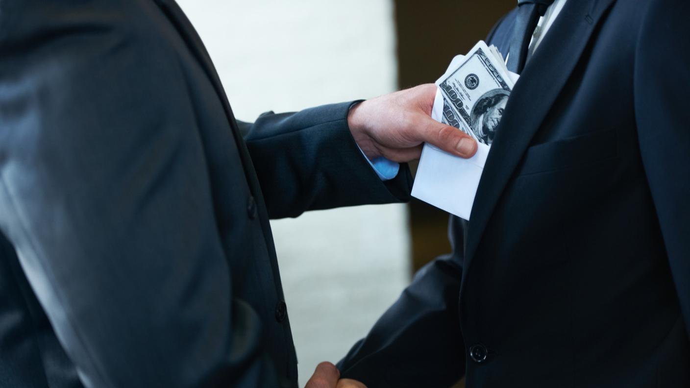 bustarelle, tangenti sotto tavolo, corruzione