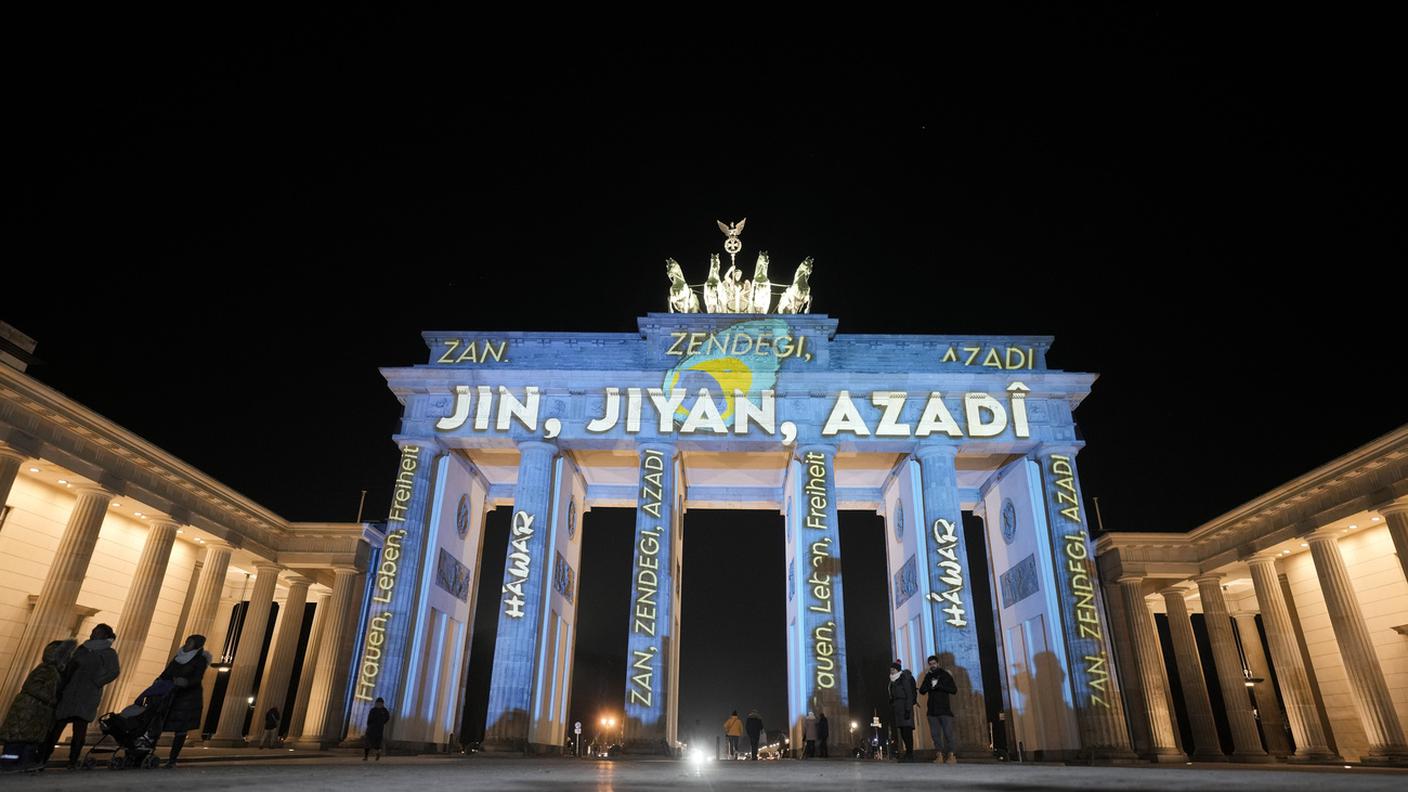 La Porta di Brandeburgo illuminata con le parole in curdo "Jin, Jiyan, Azadî", "Donna, vita, libertà" in solidarietà con i manifestanti contro il governo iraniano