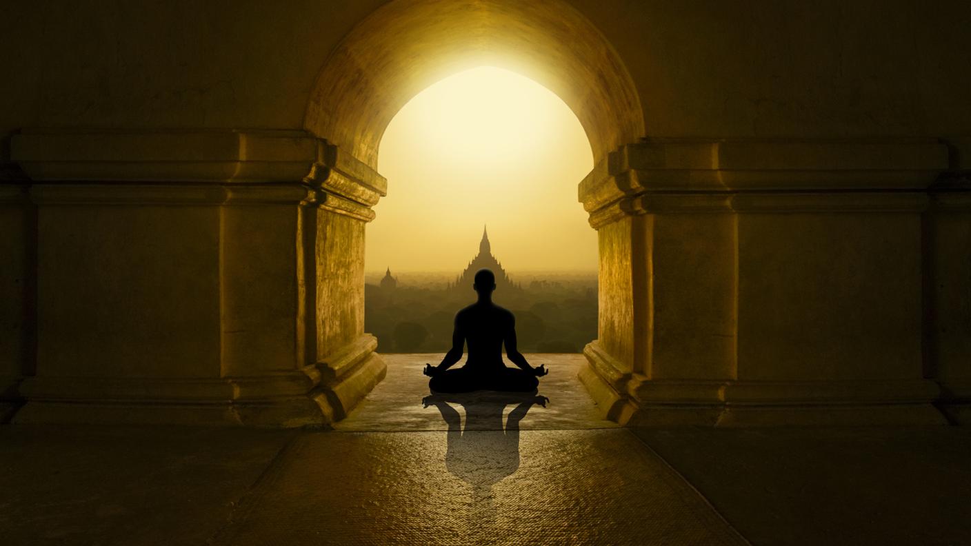 meditazione all'interno di tempio buddista