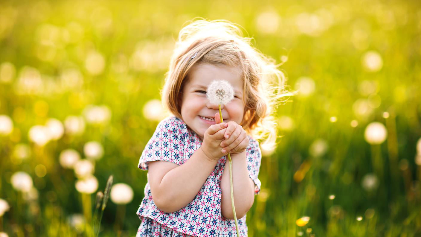 bambina, fiore, gioia di vivere