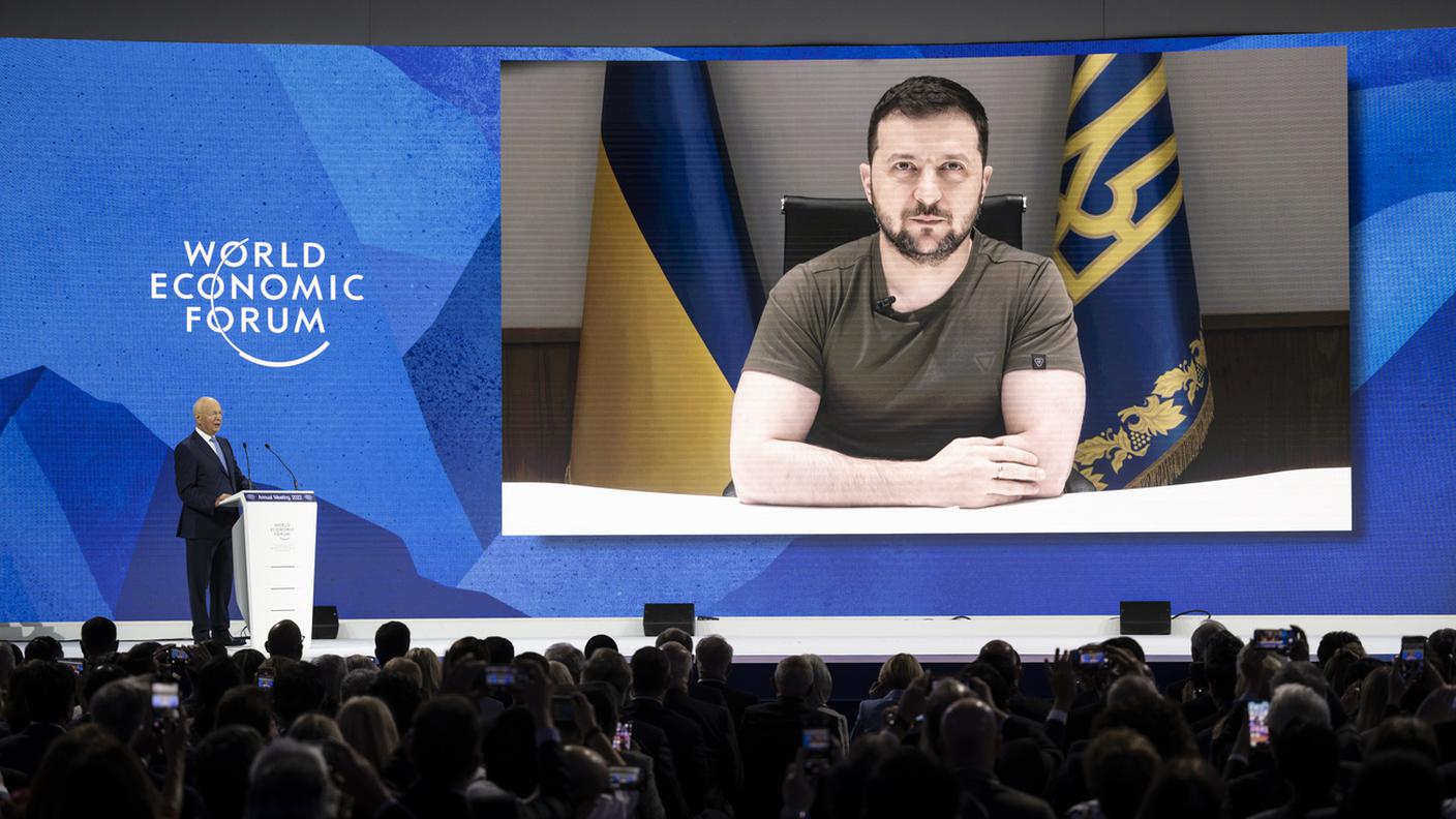 Volodymyr Zelensky in video conferenza con Klaus Schwab al World Economic Forum di Davos 