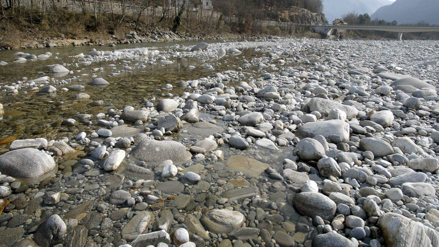 Maggia: siccità, fiume Maggia in secca