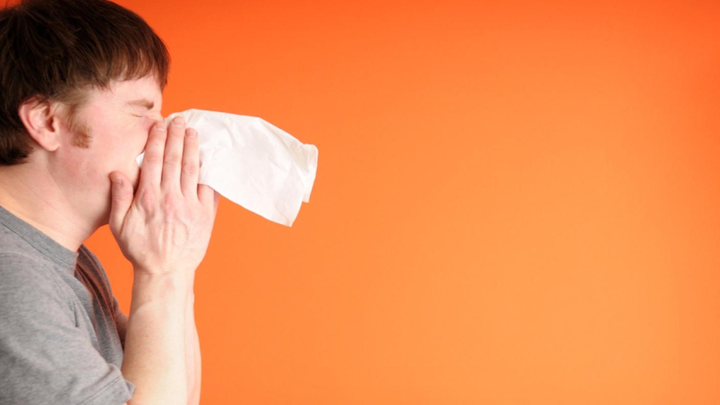 iStock_influenza_starnutire_malattia_allergia_raffreddore_fazzoletto.jpg