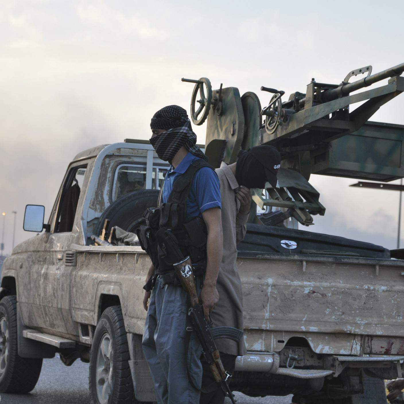 Un miliziano dell'ISIS a un checkpoint sulla strada per Mosul