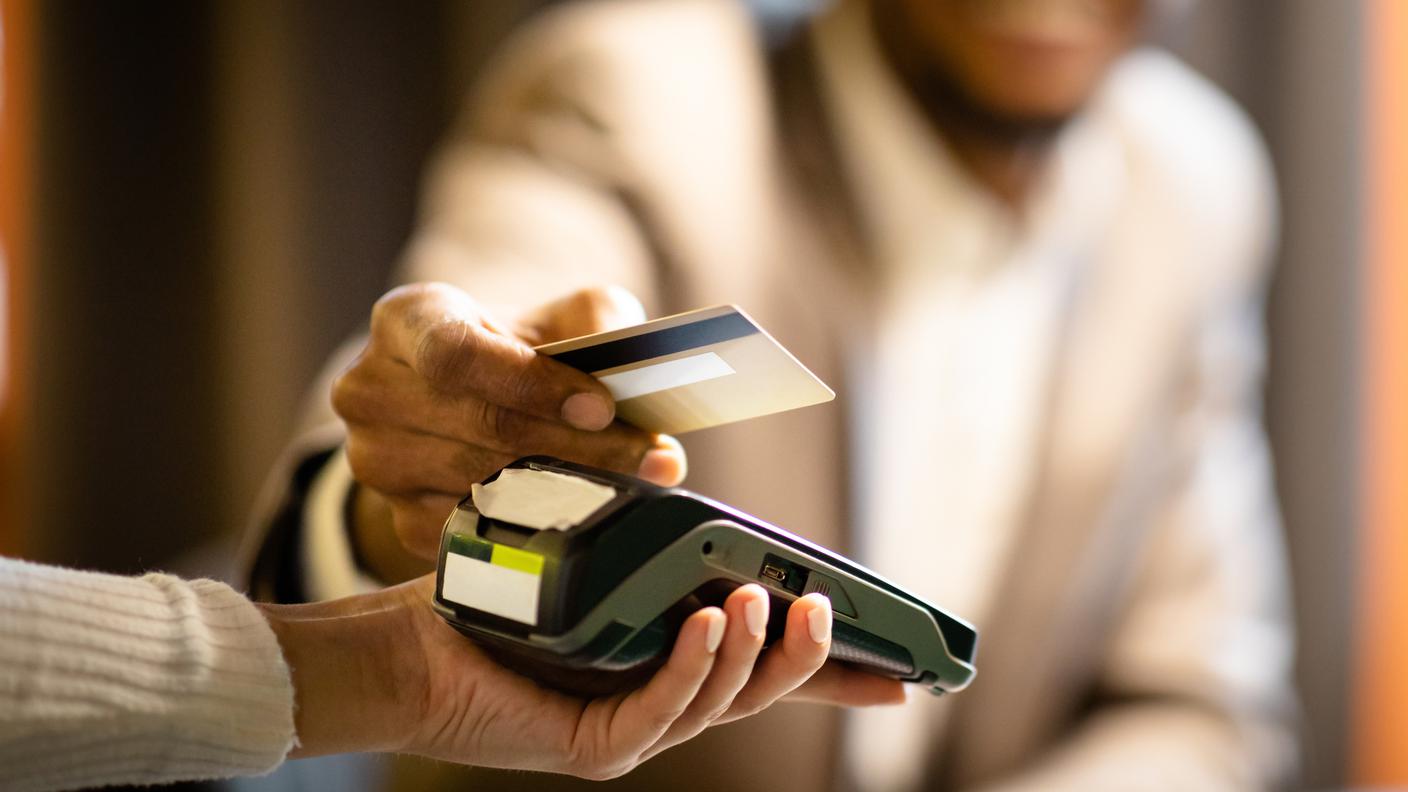iStock-Pagamento, carta bancaria, biglietto di auguri, pagamento senza contatto, vendita al dettaglio - consumo