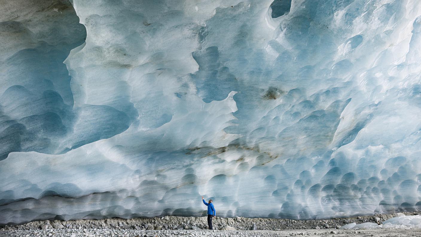 La guida alpina Daniel Ruppen visita una grotta del ghiacciaio di Zinal