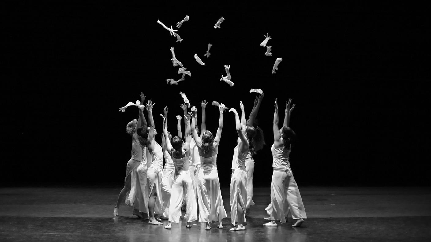 gruppo di ballerini sul palco di esecuzione contemporanea 