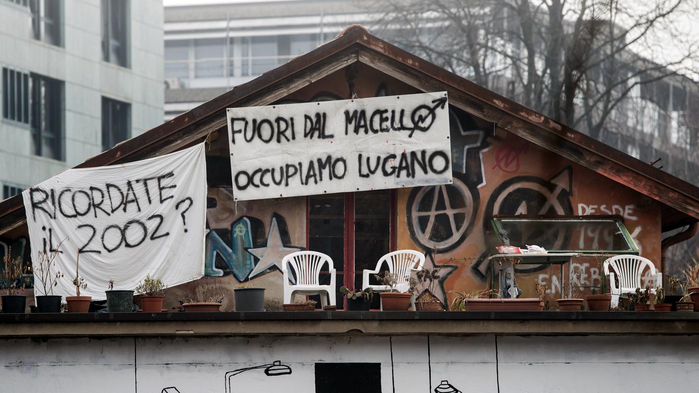 ex Macello occupato con esposti alcuni striscioni di protesta, autogestione CSOA Il Molino