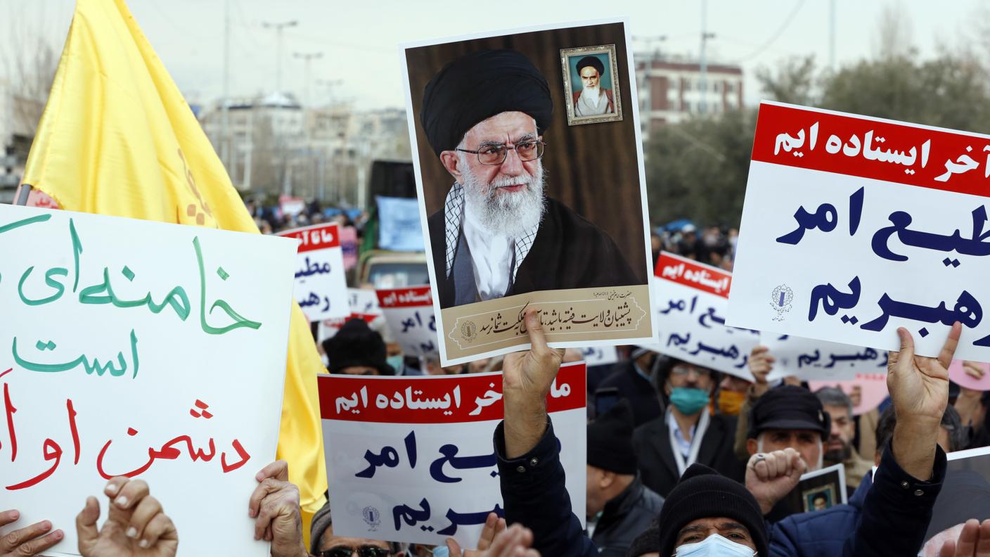 Fedeli iraniani tengono le foto del leader supremo iraniano Ayatollah Ali Khamenei durante una manifestazione anti-Francia dopo la cerimonia di preghiera del venerdì a Teheran, Iran, 13 gennaio 2023. L'Iran ha condannato la pubblicazione di vignette raffiguranti il ​​leader supremo iraniano Ayatollah Ali Khamenei da parte della rivista francese Charlie Hebdo