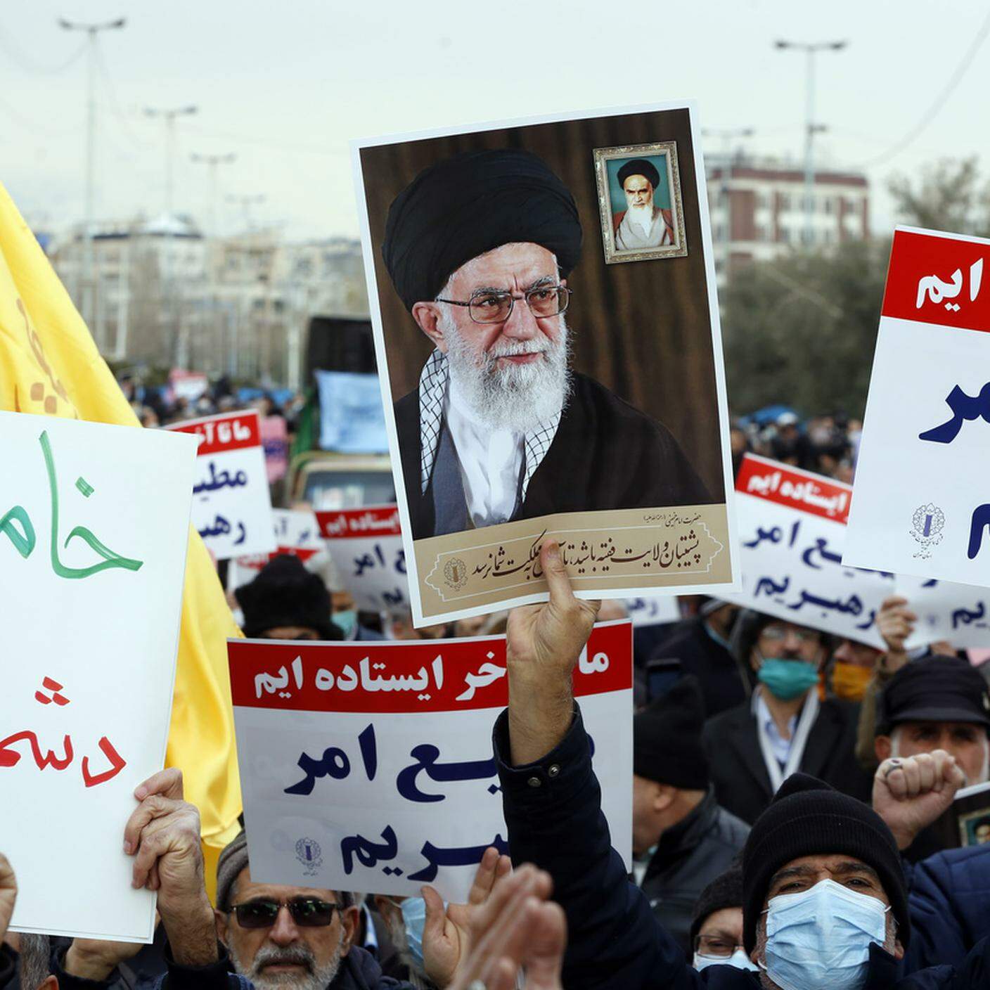 Fedeli iraniani tengono le foto del leader supremo iraniano Ayatollah Ali Khamenei durante una manifestazione anti-Francia dopo la cerimonia di preghiera del venerdì a Teheran, Iran, 13 gennaio 2023. L'Iran ha condannato la pubblicazione di vignette raffiguranti il ​​leader supremo iraniano Ayatollah Ali Khamenei da parte della rivista francese Charlie Hebdo