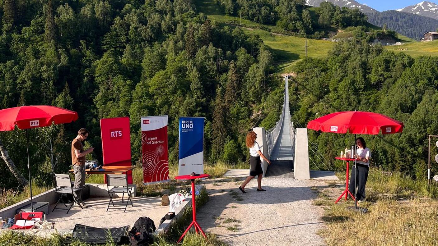 Les Autres. Die Anderen. Gli Altri. Ils Auters – Le tour de Suisse, la tappa nei Grigioni, a Disentis presso La Pendenta, il ponte sospeso più lungo del Cantone